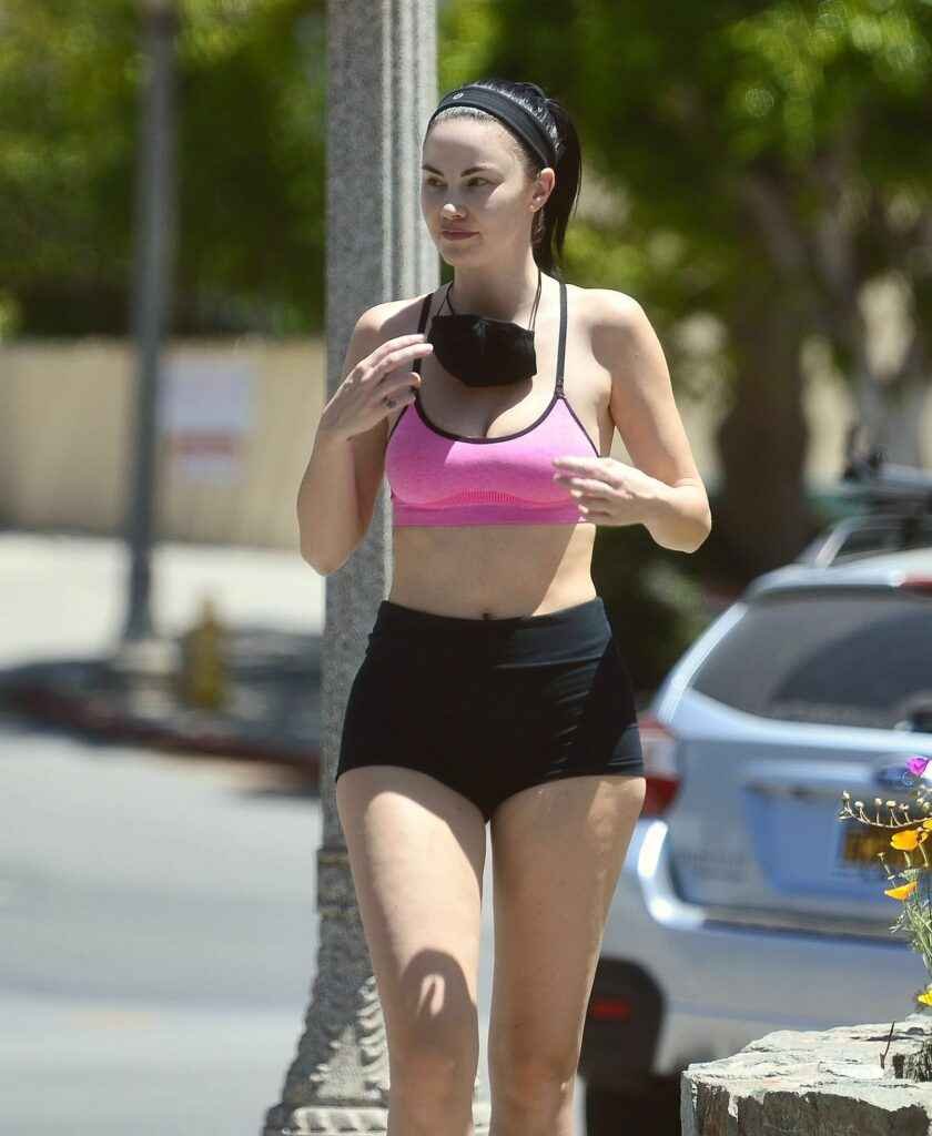 Jayde Nicole sexy en short à Los Angeles