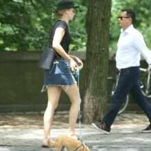 Jennifer Lawrence promène son chien en mini-jupe