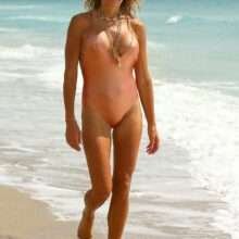 Kelly Bensimon en maillot de bain à la plage