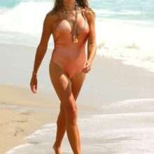 Kelly Bensimon en maillot de bain à la plage
