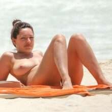 Flashback : Kelly Brook seins nus à la plage