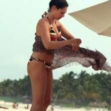 Flashback : Kelly Brook seins nus à la plage