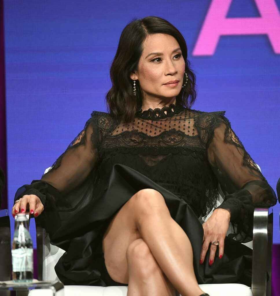 Lucy Liu sexy les jambes nues