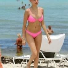 Madison Beer dans un bikini rose