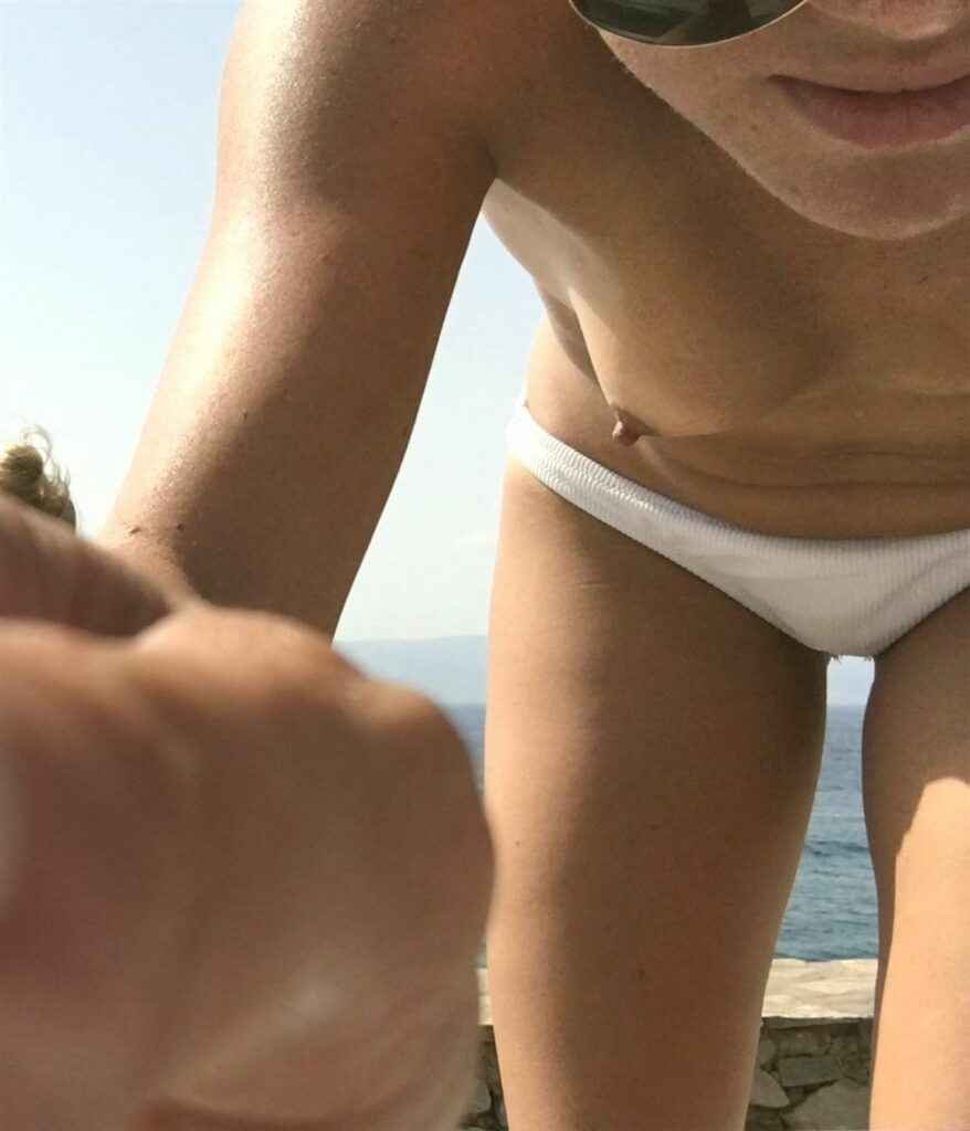 Meghan Markle seins nus à la plage