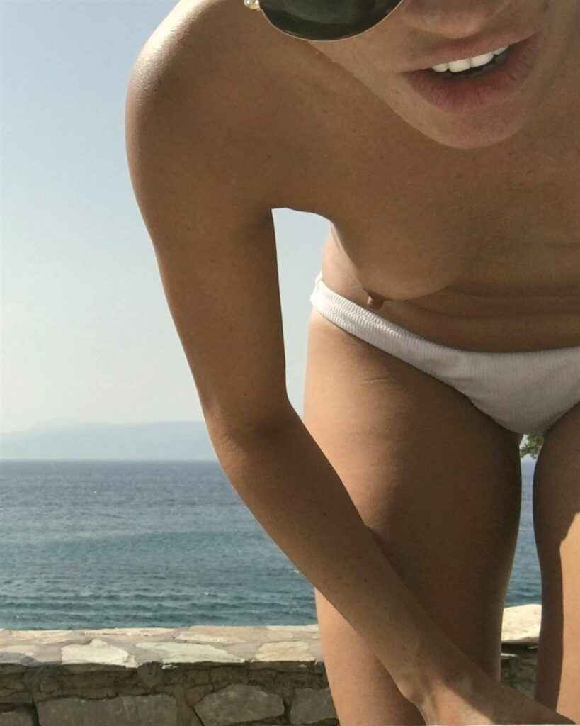 Meghan Markle seins nus à la plage