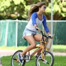Oups ! Nina Agdal fait du vélo et on voit sous son short