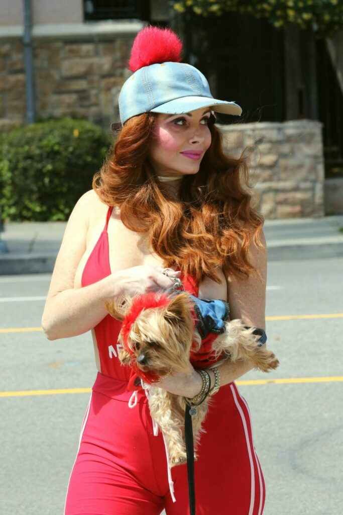 Phoebe Price exhibe encore ses seins en promenant son chien