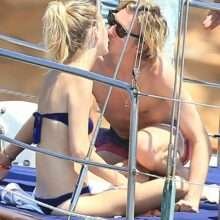 Poppy Delevingne en bikini sur un Yacht