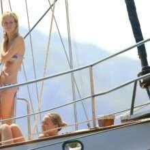 Poppy Delevingne en bikini sur un Yacht