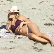 Ashley Hart en bikini et en petite culotte à Malibu