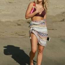 Ashley Hart en bikini et en petite culotte à Malibu