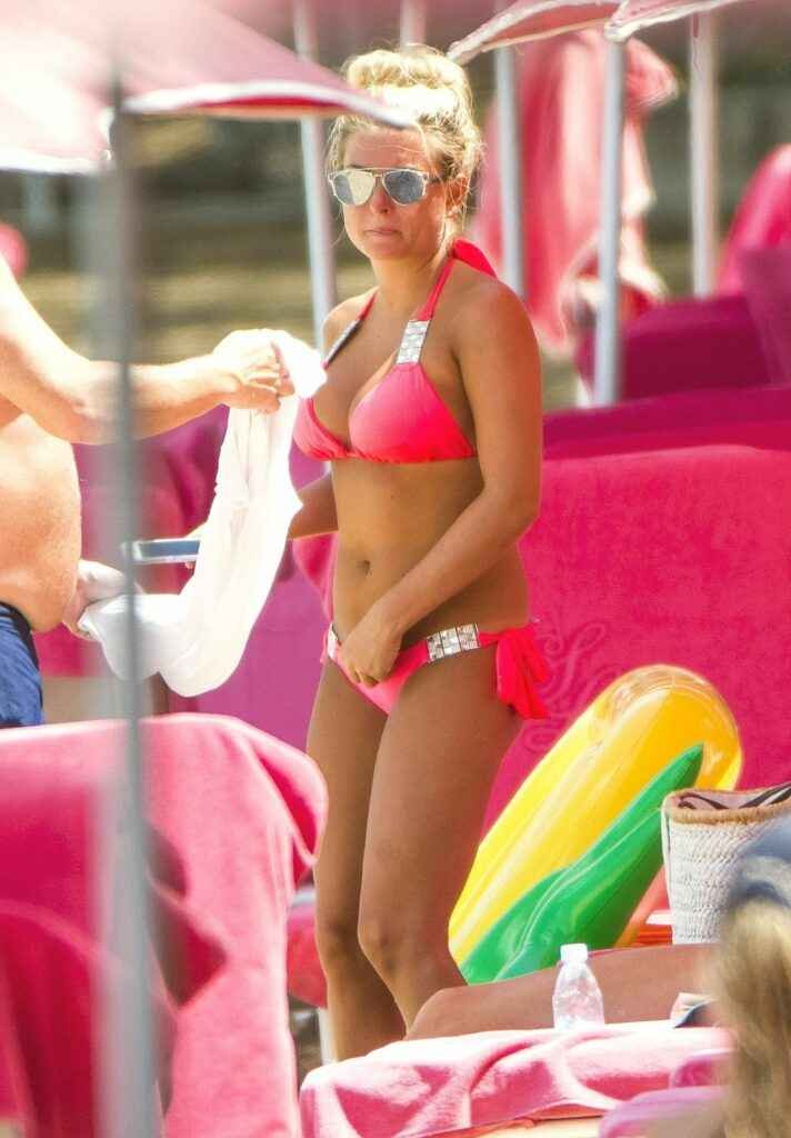 Zara Holland en bikini