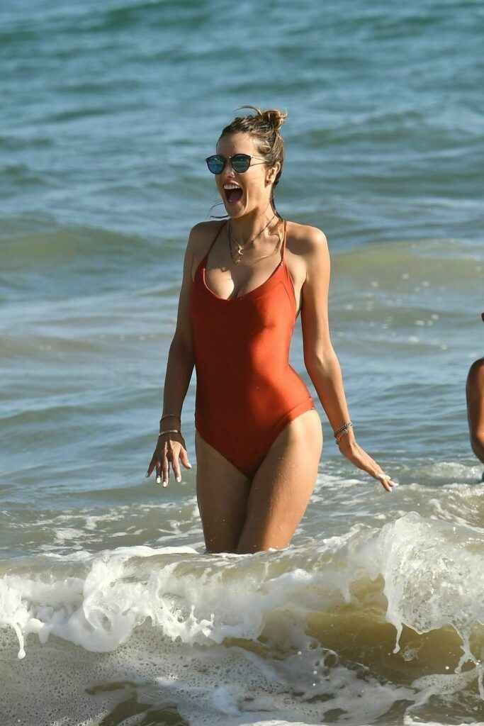 Alessandra Ambrosio en maillot de bain à Malibu