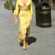 Amanda Holden sexy sans soutien-gorge à Londres