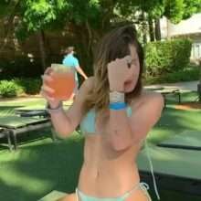 Bella Thorne fait des selfies en bikini
