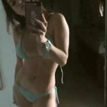 Bella Thorne fait des selfies en bikini