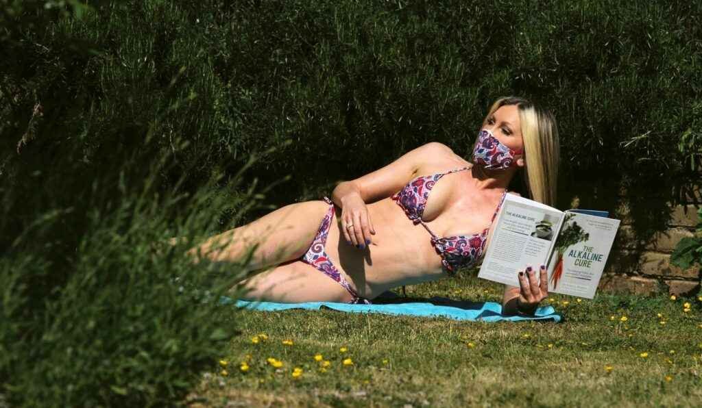 Caprice Bourret en bikini dans un parc de Londres