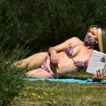 Caprice Bourret en bikini dans un parc de Londres