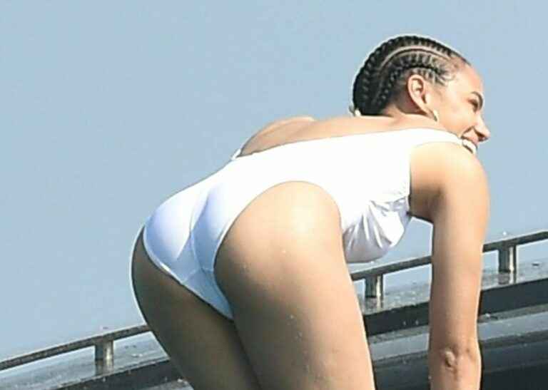 Nathalie Emmanuel en maillot de bain et bikini