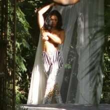 Suelyn Medeiros pose seins nus