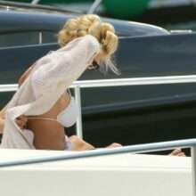 Victoria Silvstedt en bikini sur son yacht en baie de Saint-Tropez