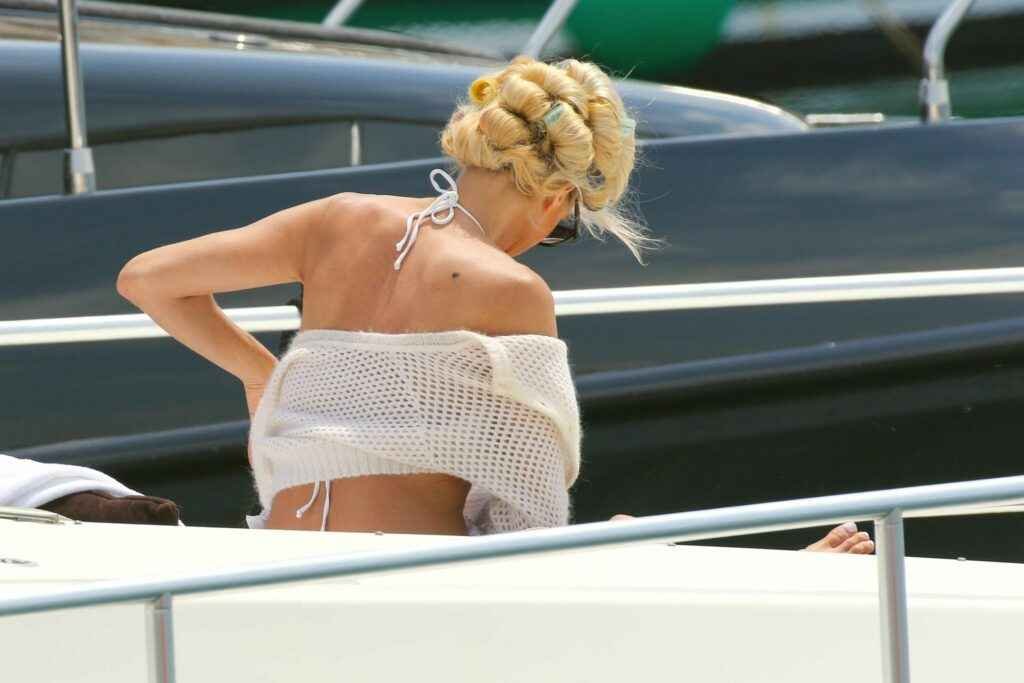 Victoria Silvstedt en bikini sur son yacht en baie de Saint-Tropez