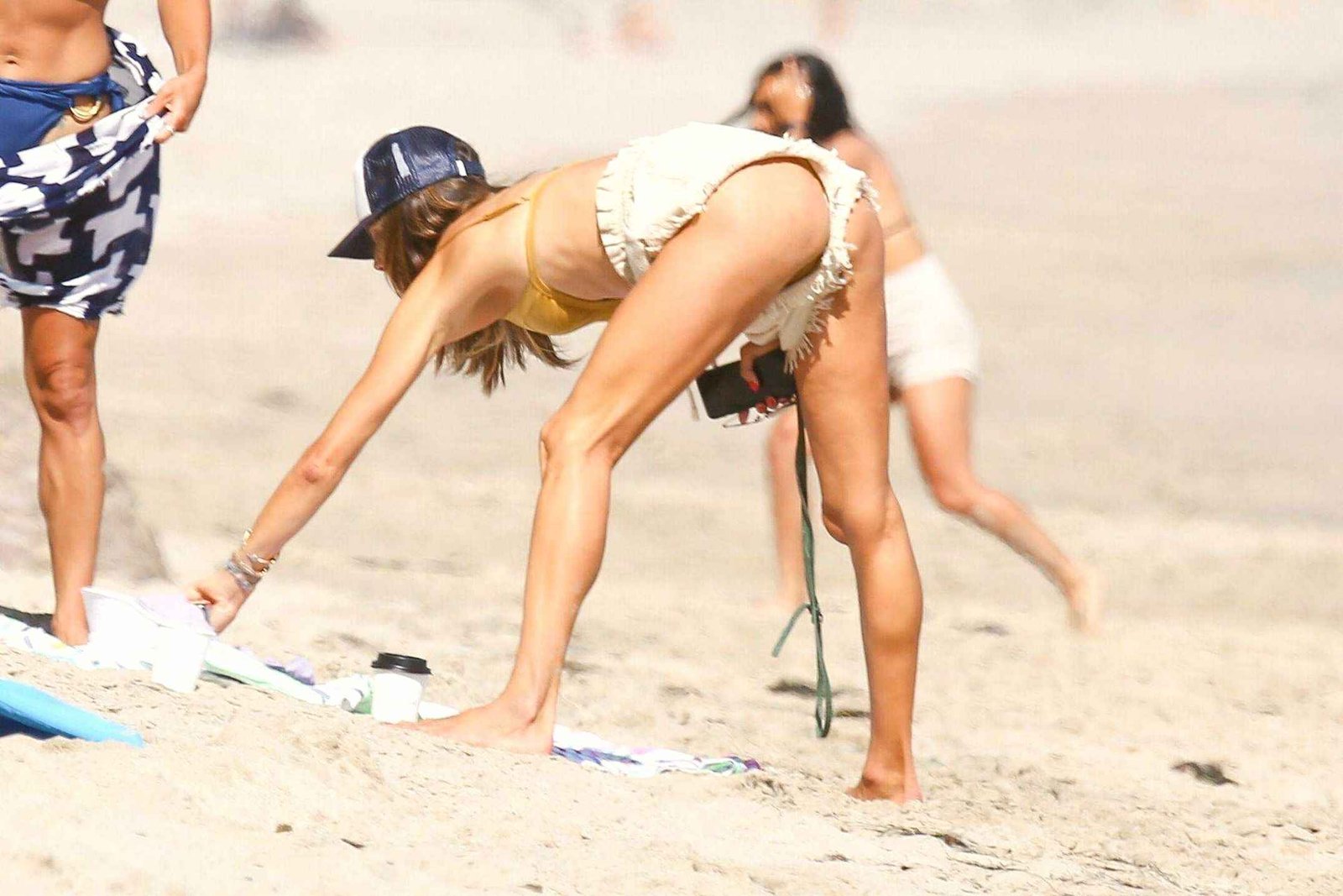 Alessandra Ambrosio en short et en bikini à Malibu