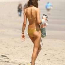 Alessandra Ambrosio en short et en bikini à Malibu