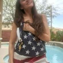 Alicia Arden nue et patriotique