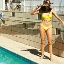 Blanca Blanco les fesses à l'air dans son bikini jaune