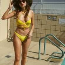 Blanca Blanco les fesses à l'air dans son bikini jaune