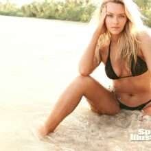 Camille Kostek sexy pour Sports Illustrated