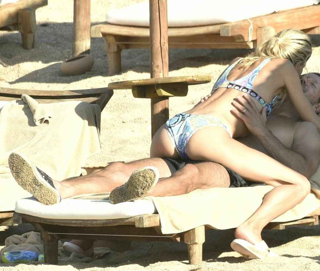 Carla Pereyra en bikini à Porto Cervo