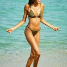 Cindy Bruna en bikini à Saint-Tropez