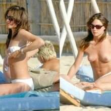 Claire Forlani seins nus à la plage
