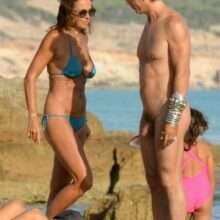 Cristina Parodi seins nus à la plage