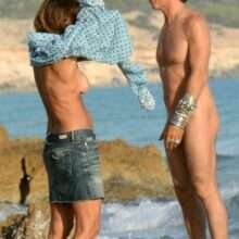 Cristina Parodi seins nus à la plage