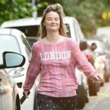 Emma Rigby se balade sans soutien-gorge à Londres