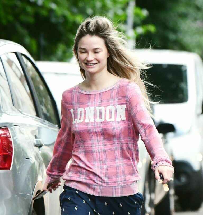 Emma Rigby se balade sans soutien-gorge à Londres