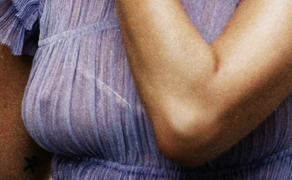 Helena Christensen a les seins qui pointent