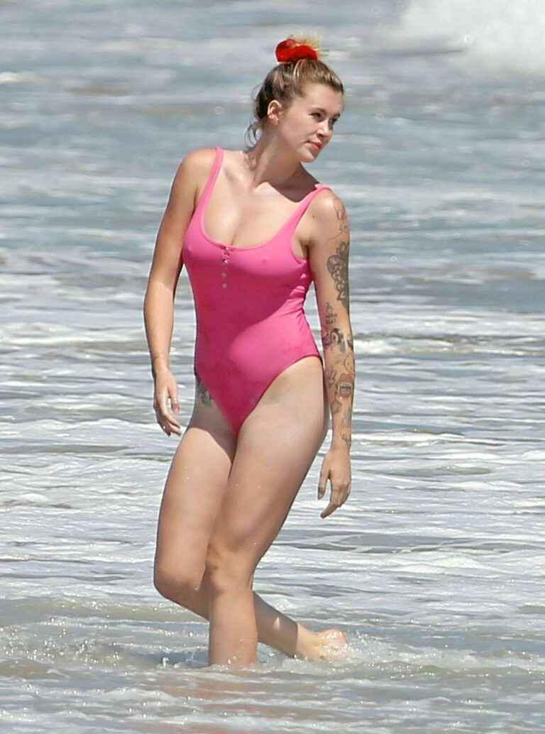 Ireland Baldwin dans un maillot de bain Rose à Malibu