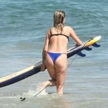 Ireland Baldwin fait de la planche en bikini à Malibu