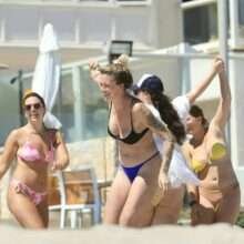 Ireland Baldwin fait de la planche en bikini à Malibu