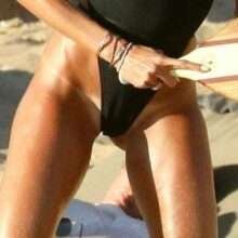 Izabel Goulart dans un mini maillot de bain à Mykonos