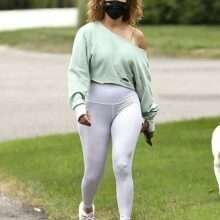 Jennifer Lopez se balade en Leggings
