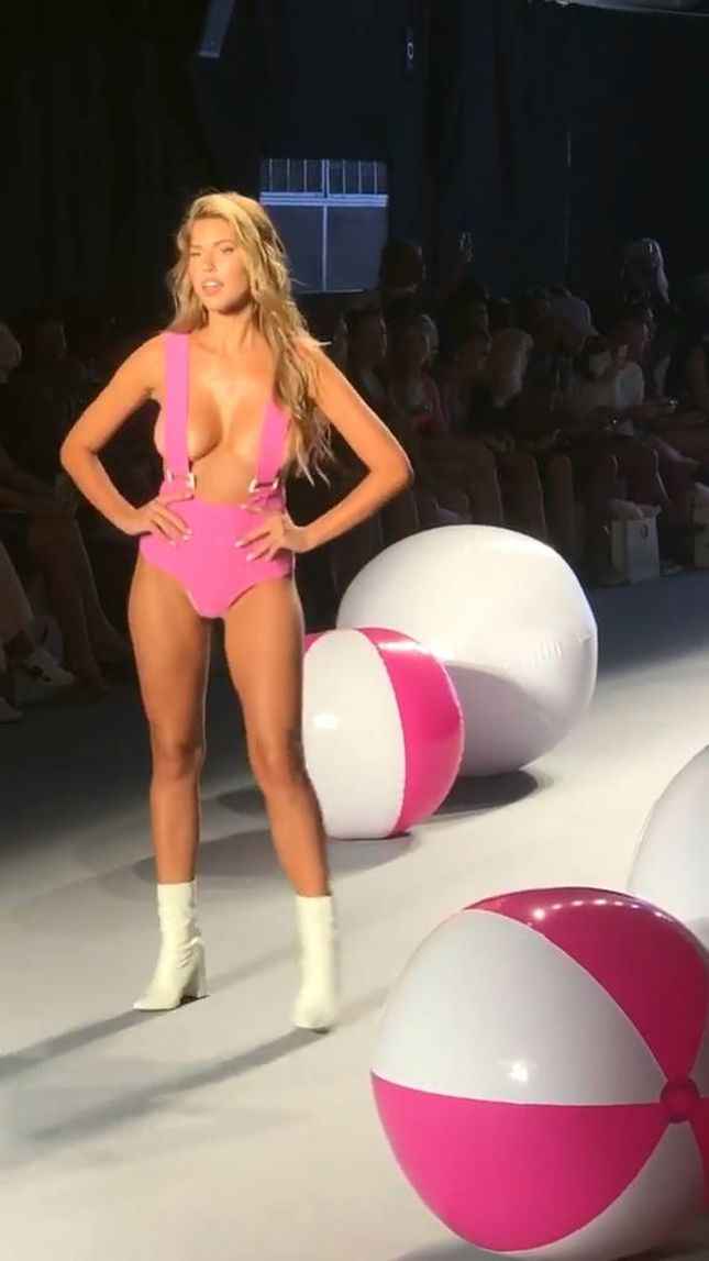 Kara Del Toro sexy au défilé