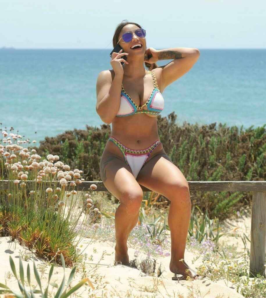 Kayleigh Morris en bikini en Espagne