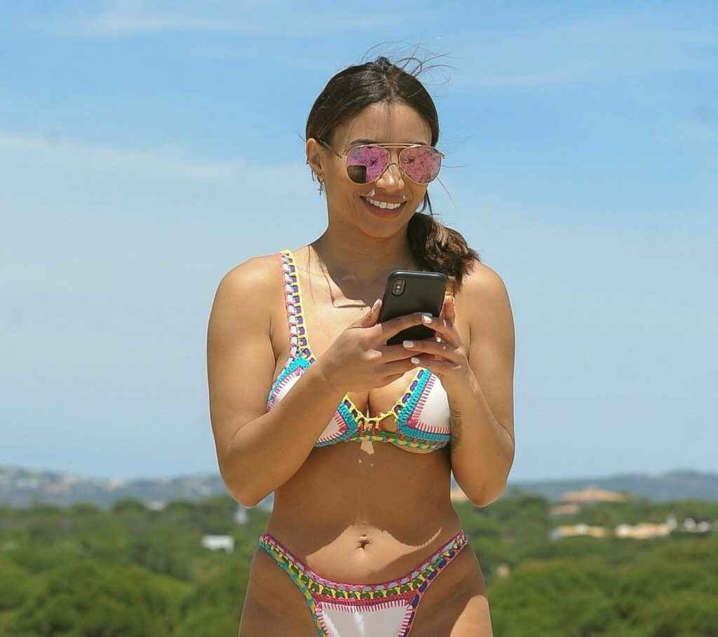 Kayleigh Morris en bikini en Espagne
