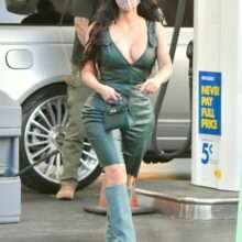 Kim Kardashian exhibe son décolleté à Los Angeles